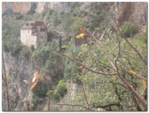 vue sur le château du Cuzals à Saulic sur Célé