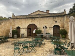 Cour du chais du chateau de la Grezette LOT