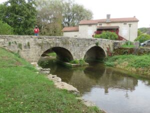 pont de pierre enjambant le ruisseau le Vert à Labastide du Vert