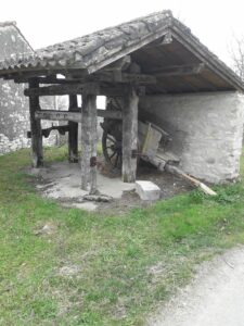 Ancien métier à ferrer les chevaux et bœufs