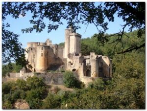 Chateau de bonaguil vue des collines de St Martin le Redon 