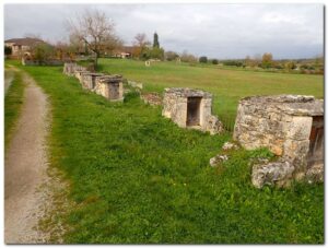 Série d'anciens puits privés à Laburgade dans le LOT